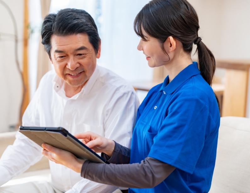 説明している女性